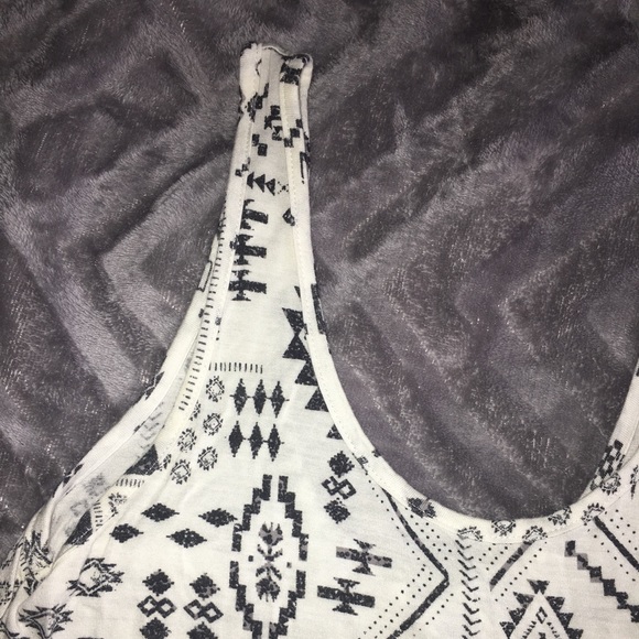 Flowy Cropped Tank Top - Picture 2 of 7